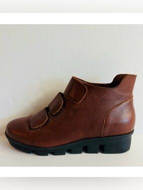 L’Amore-Chocolate brown genuine leather booties with chunky heel.Size 8